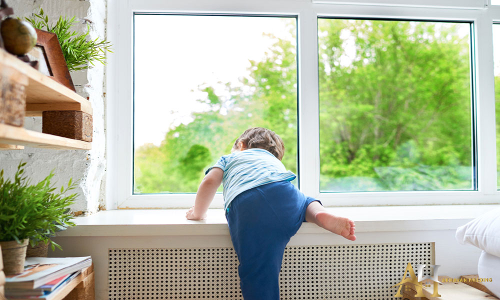 بررسی پنجره از نظر ایمنی برای اتاق کودک