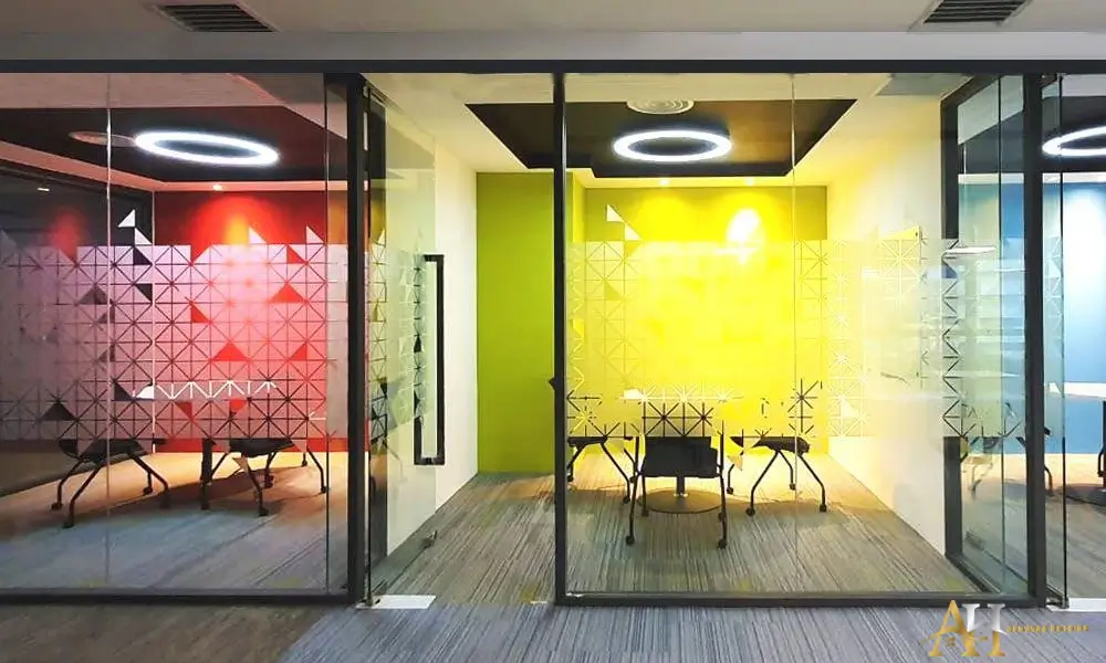 پارتیشن شیشه ای جهت جداسازی و تفکیک فضای داخلی منازل و ادارات به کار می رود 